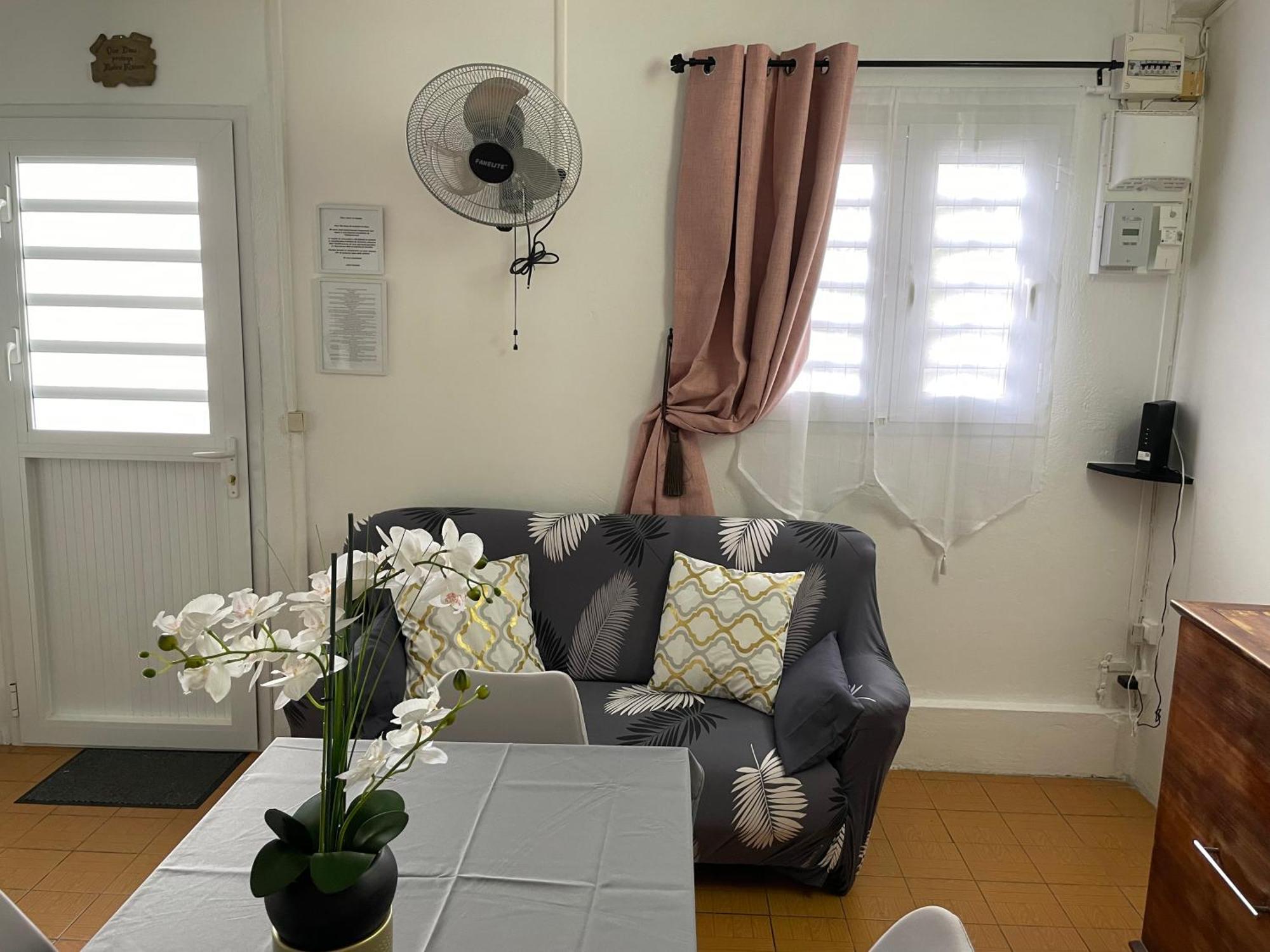 Lakay Sonson Apartment เลส์ อองซ์-ดิอาร์เลส ภายนอก รูปภาพ